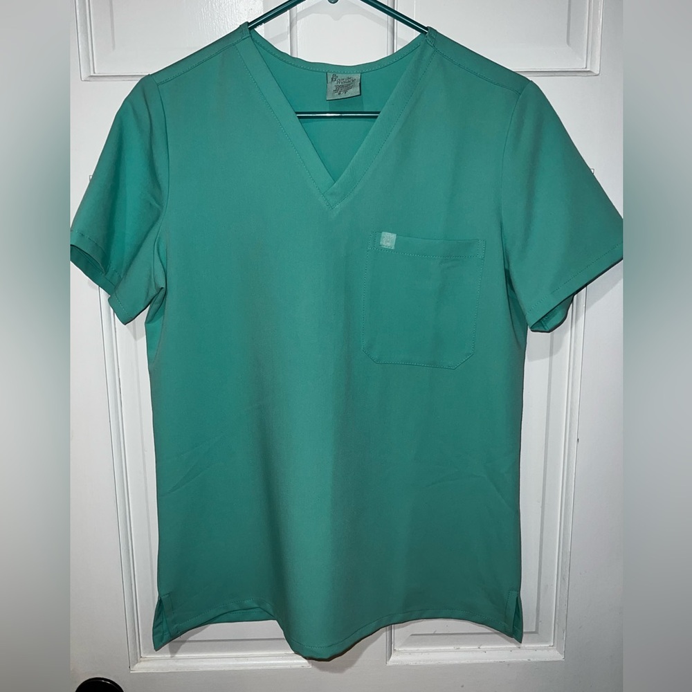 Garde Malade Women’s Scrub Top, Size Small